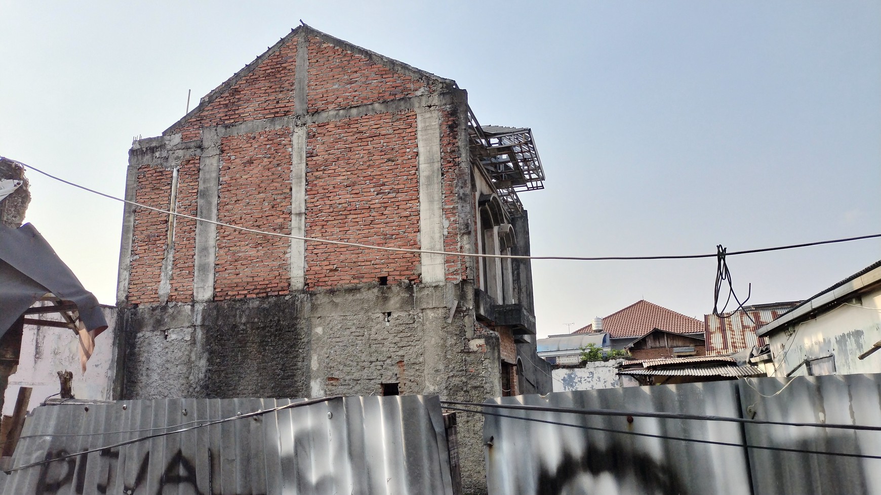 BANGUNAN MANGKRAK PEJATEN JAKARTA SELATAN