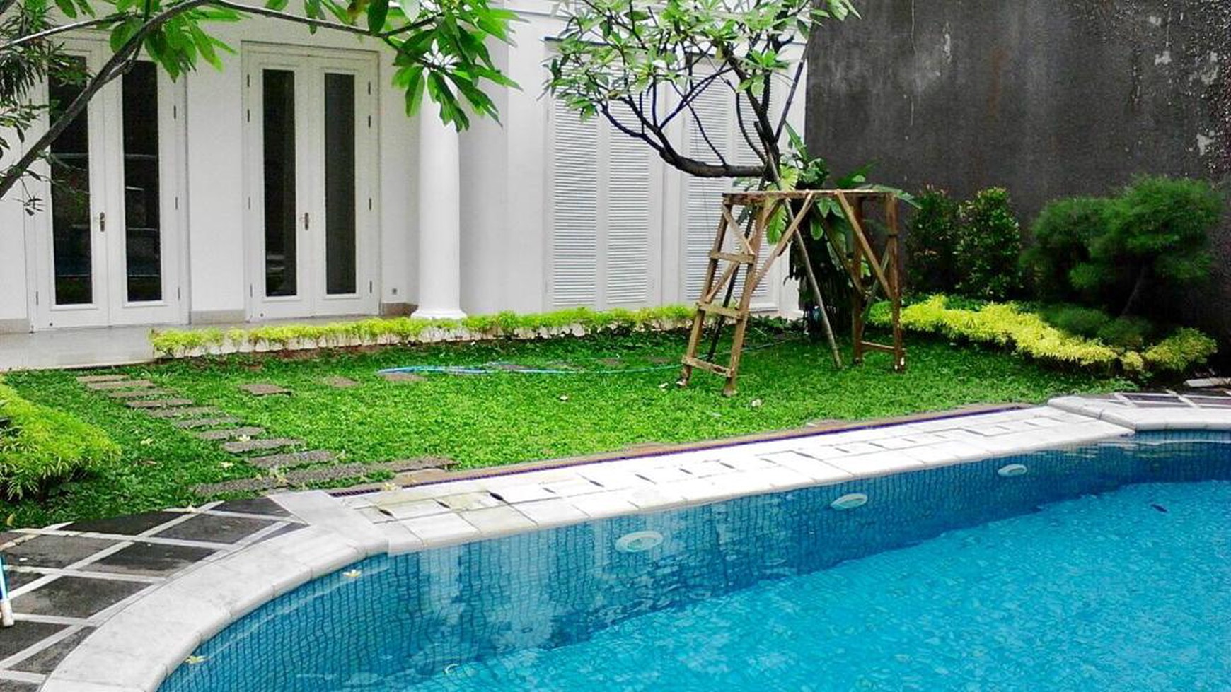 Menteng, Rumah Mewah klasik plus Swimpool, Lokasi strategis