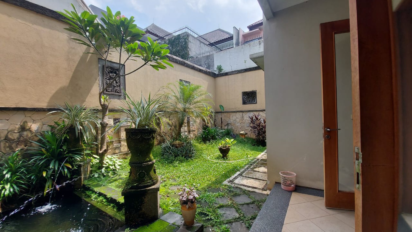 Lebak Bulus Villa cinere mas, material mewah, master bed room lantai 1 dan 2 dekat mrt