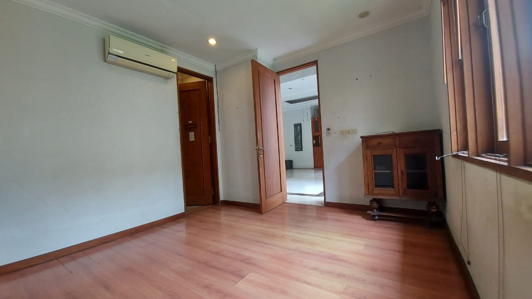 Lebak Bulus Villa cinere mas, material mewah, master bed room lantai 1 dan 2 dekat mrt