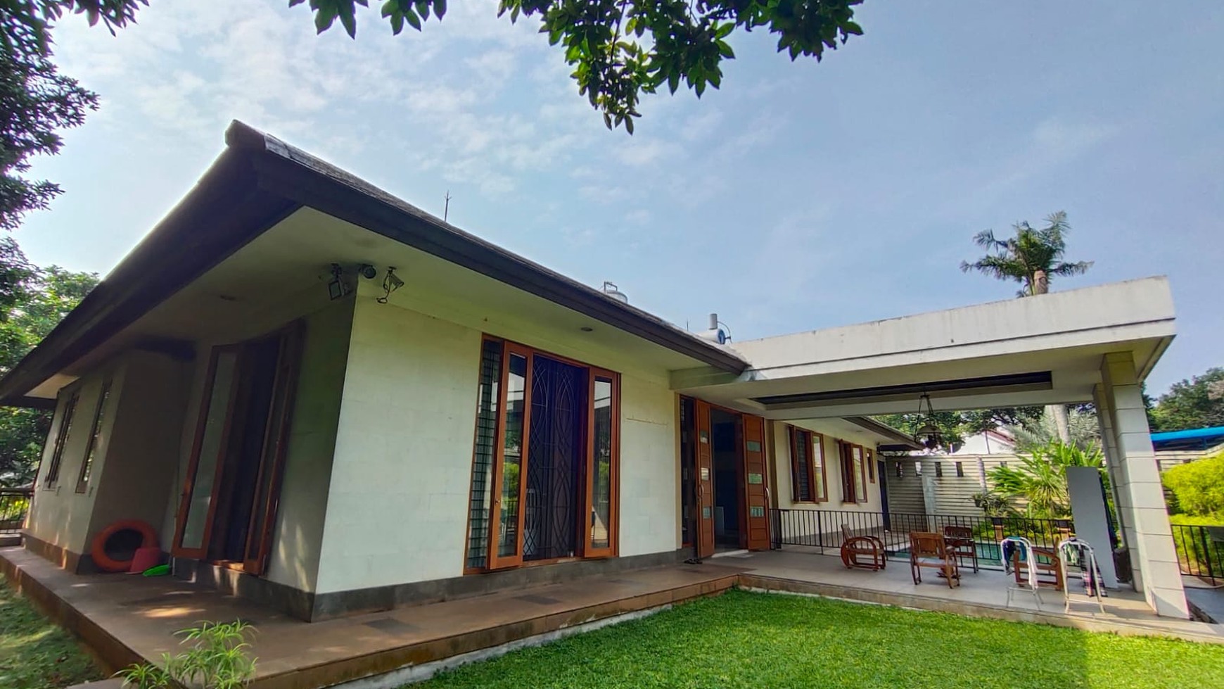 Rumah lokasi sangat strategis di jalan Margasatwa Pondok Labu.