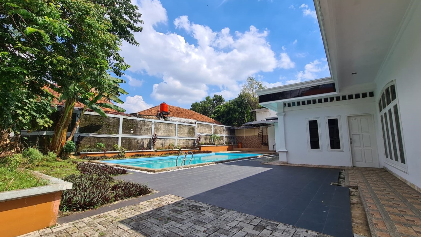 Rumah Mewah Dengan Swimming Pool Lokasi Strategis Di Lebak Bulus.