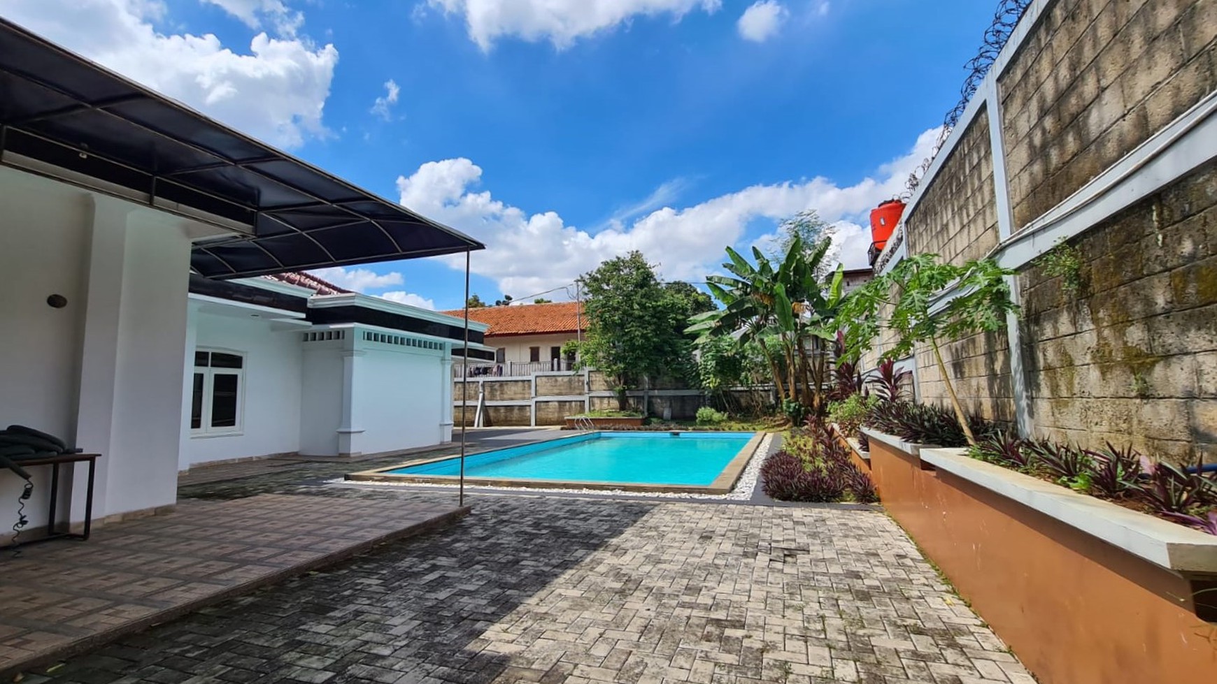 Rumah Mewah Dengan Swimming Pool Lokasi Strategis Di Lebak Bulus.