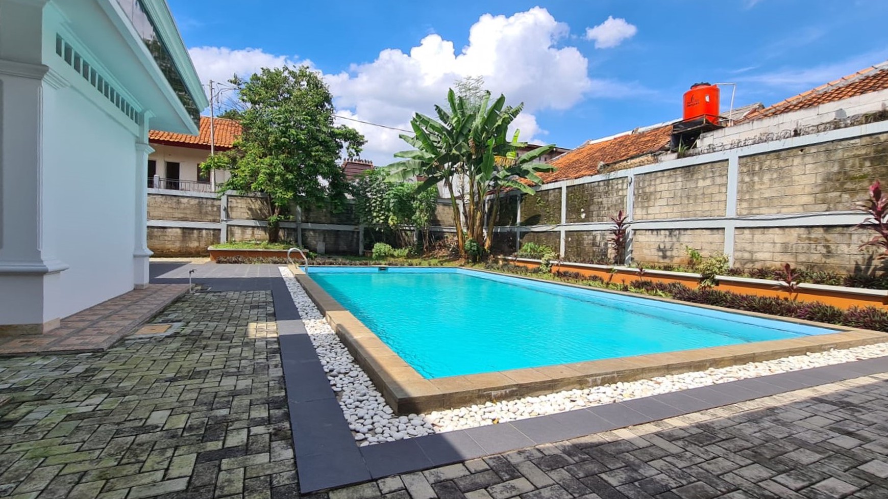 Rumah Mewah Dengan Swimming Pool Lokasi Strategis Di Lebak Bulus.