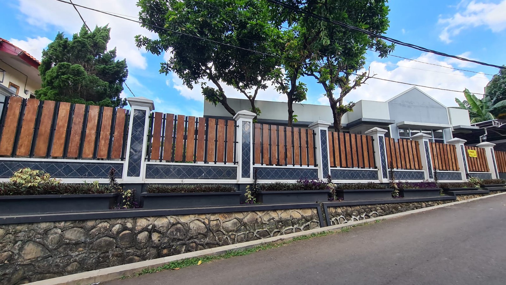 Rumah Mewah Dengan Swimming Pool Lokasi Strategis Di Lebak Bulus.