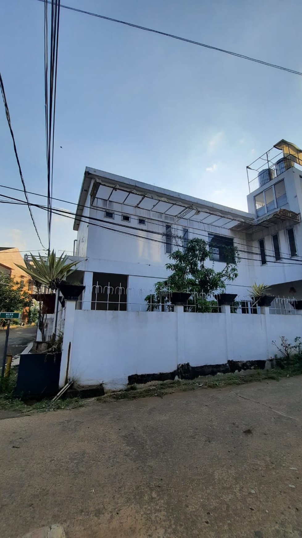 Rumah Minimalis Dengan Rooftop Luas Di Rangkapan Jaya - Depok.