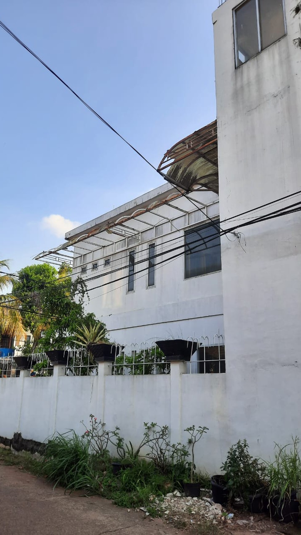 Rumah Minimalis Dengan Rooftop Luas Di Rangkapan Jaya - Depok.