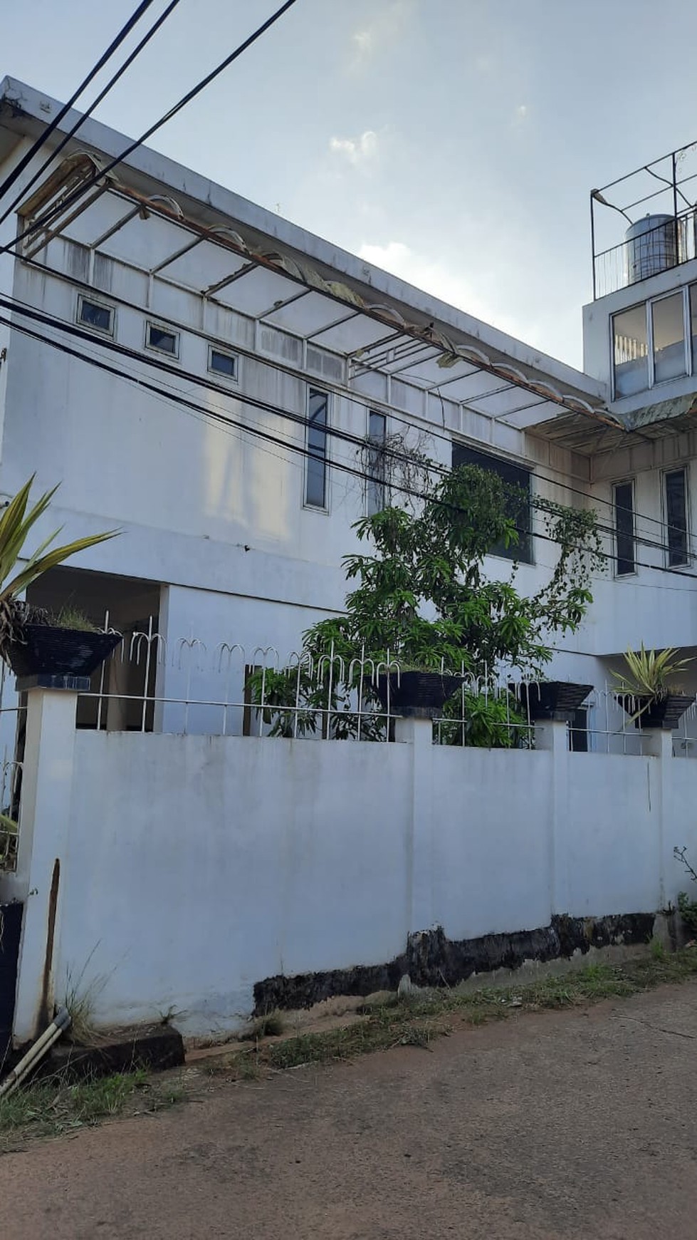 Rumah Minimalis Dengan Rooftop Luas Di Rangkapan Jaya - Depok.