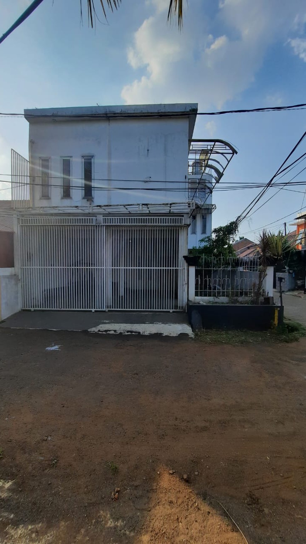 Rumah Minimalis Dengan Rooftop Luas Di Rangkapan Jaya - Depok.