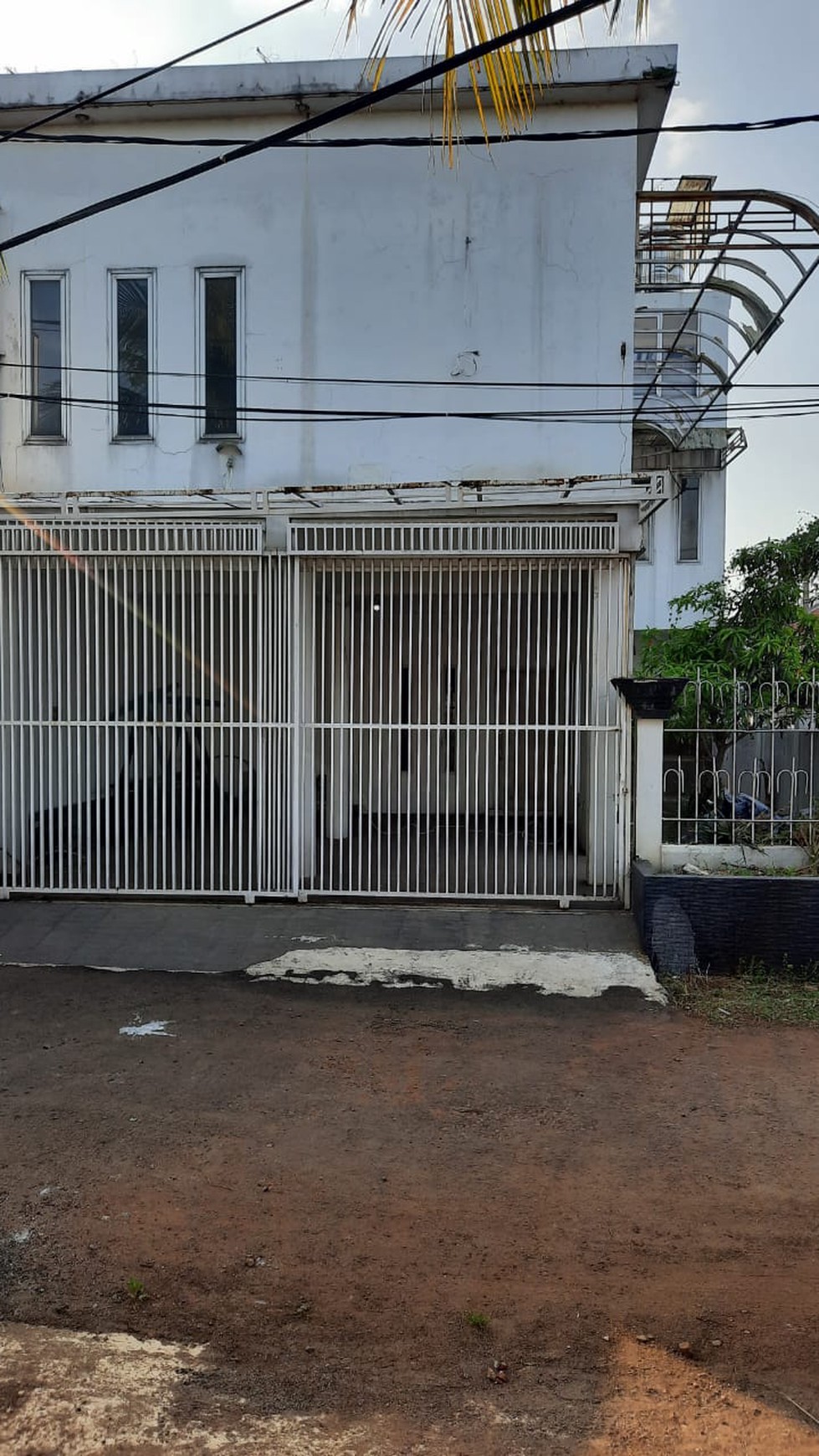 Rumah Minimalis Dengan Rooftop Luas Di Rangkapan Jaya - Depok.