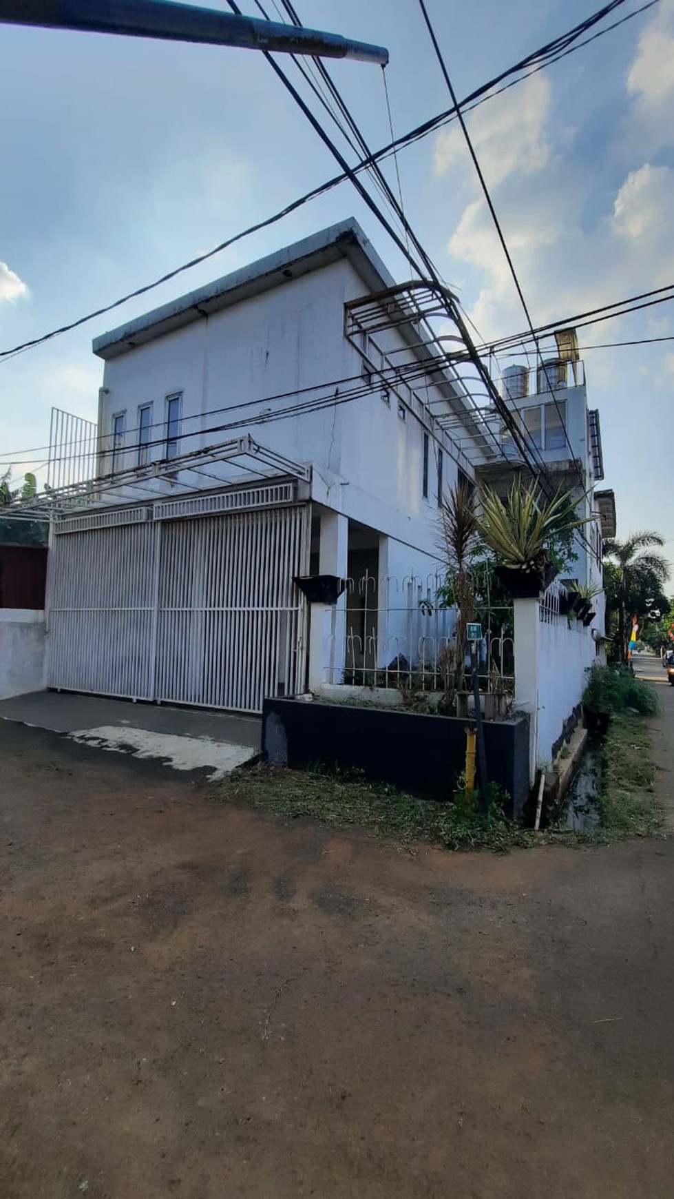 Rumah Minimalis Dengan Rooftop Luas Di Rangkapan Jaya - Depok.