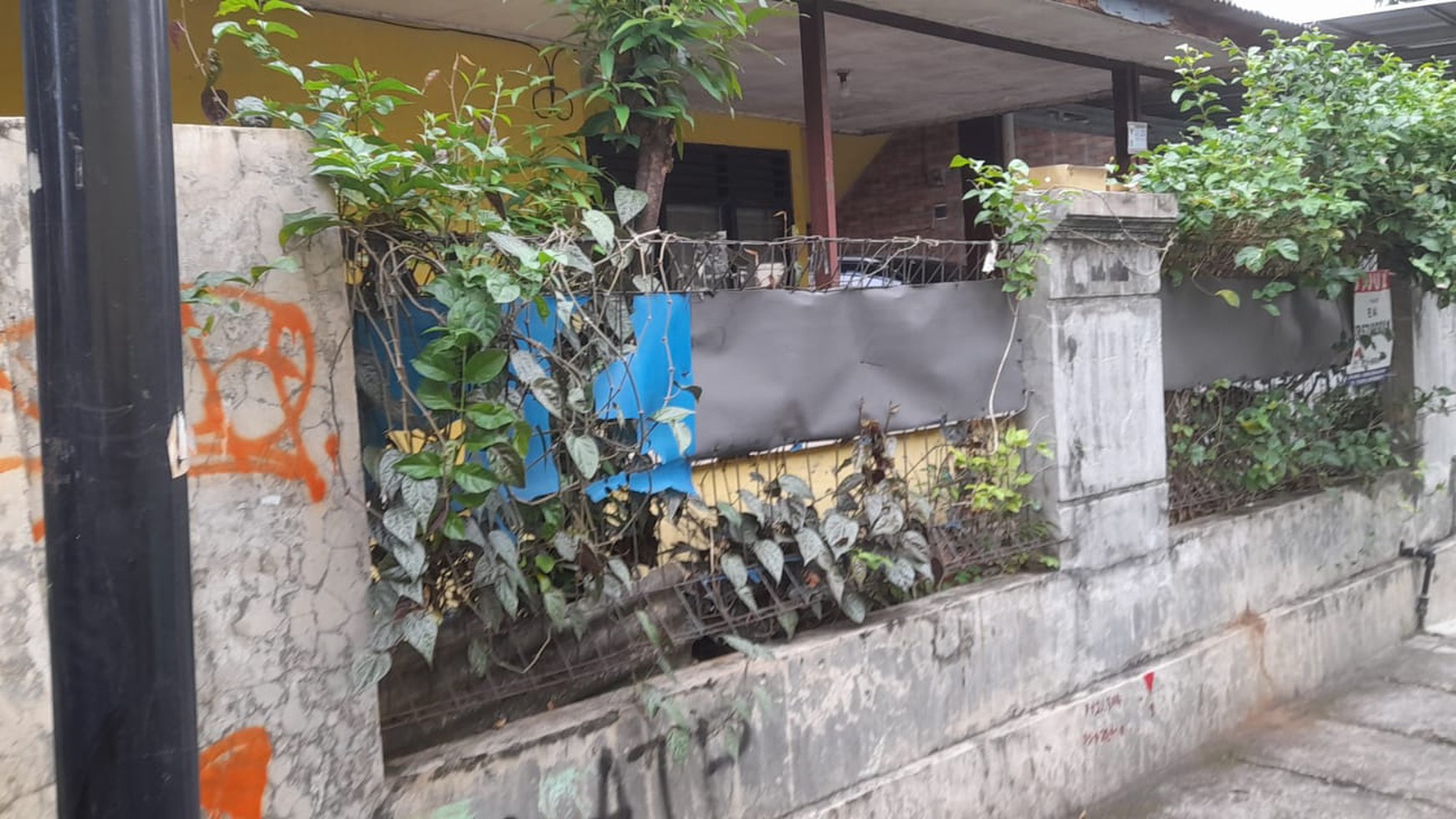 DIJUAL CEPAT RUMAH TUA HITUNG TANAH DI CIPINANG DEKAT PINTU TOLL JATIWARINGIN