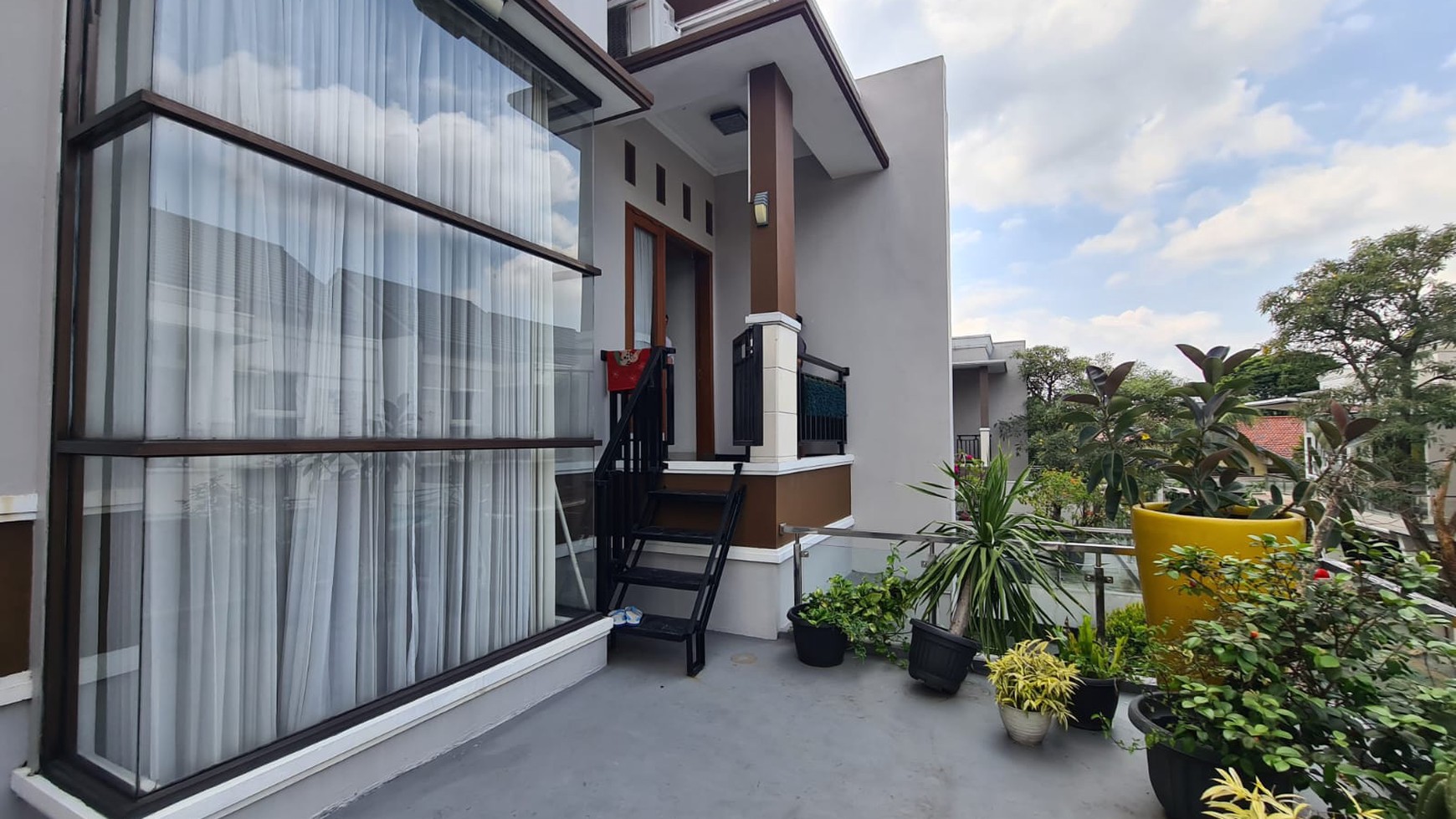 Rumah Modern Minimalis Cantik di Town House Kebagusan: Gaya Hidup Elegan 