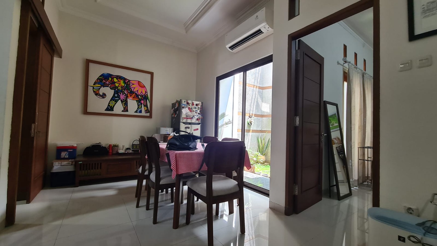 Rumah Modern Minimalis Cantik di Town House Kebagusan: Gaya Hidup Elegan 