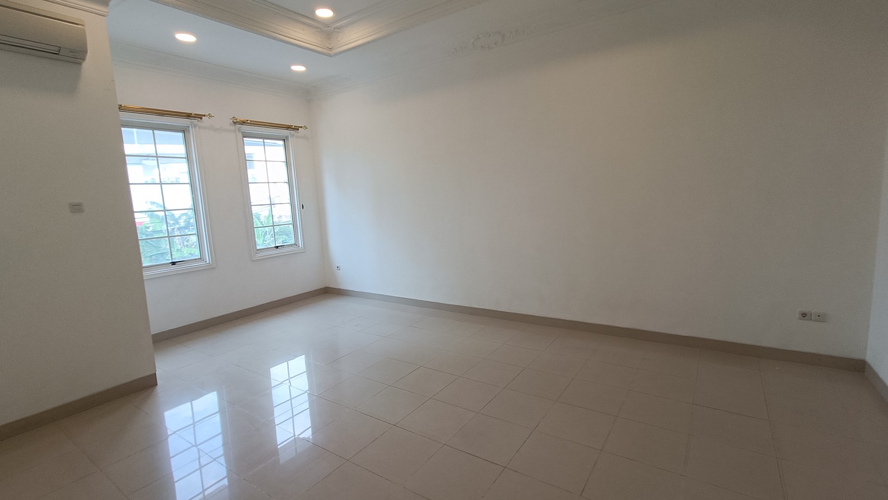 Rumah Rapi, siap huni, baru renovasi, Jalan lebar di Bukit Gading Mediterania Kelapa Gading, Luas 6x20m2