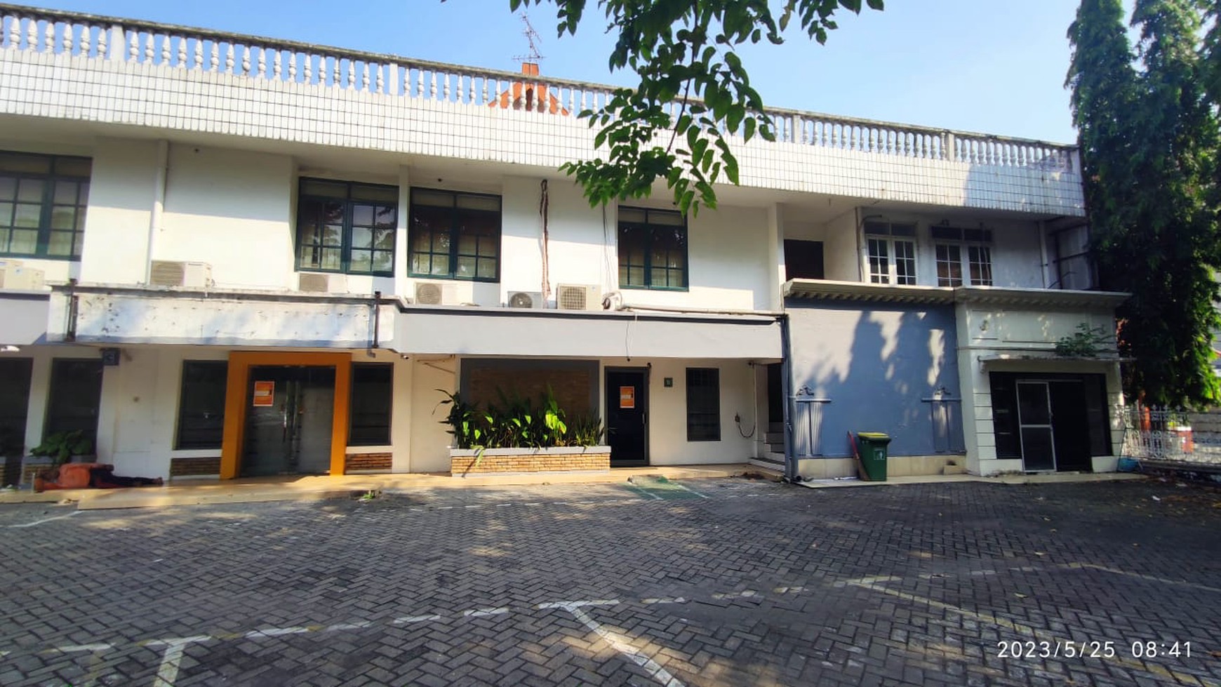 Rumah Atau Tempat Usaha Hook Jalan Raya Darmo Surabaya