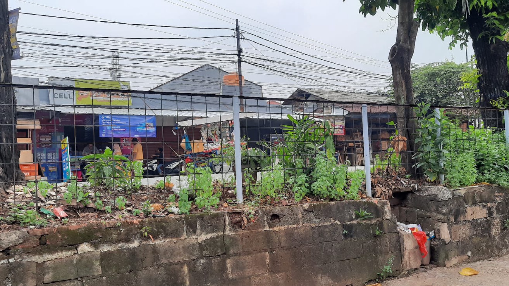 RUMAH MURAH  DI  PEKAYON JAYA DI PINGGIR JALAN  RAYA 