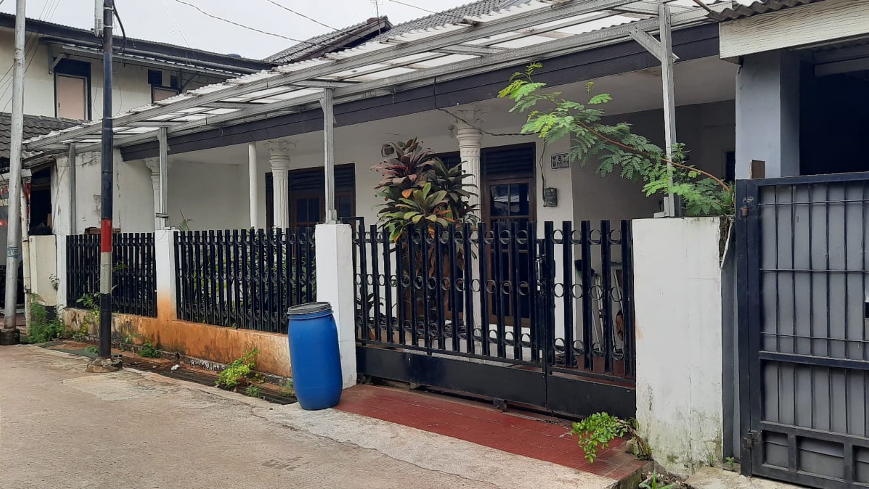 RUMAH MURAH  DI  PEKAYON JAYA DI PINGGIR JALAN  RAYA 