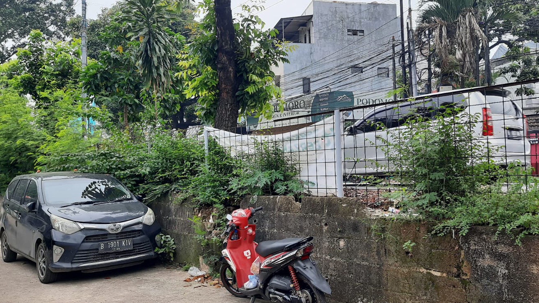 RUMAH MURAH  DI  PEKAYON JAYA DI PINGGIR JALAN  RAYA 