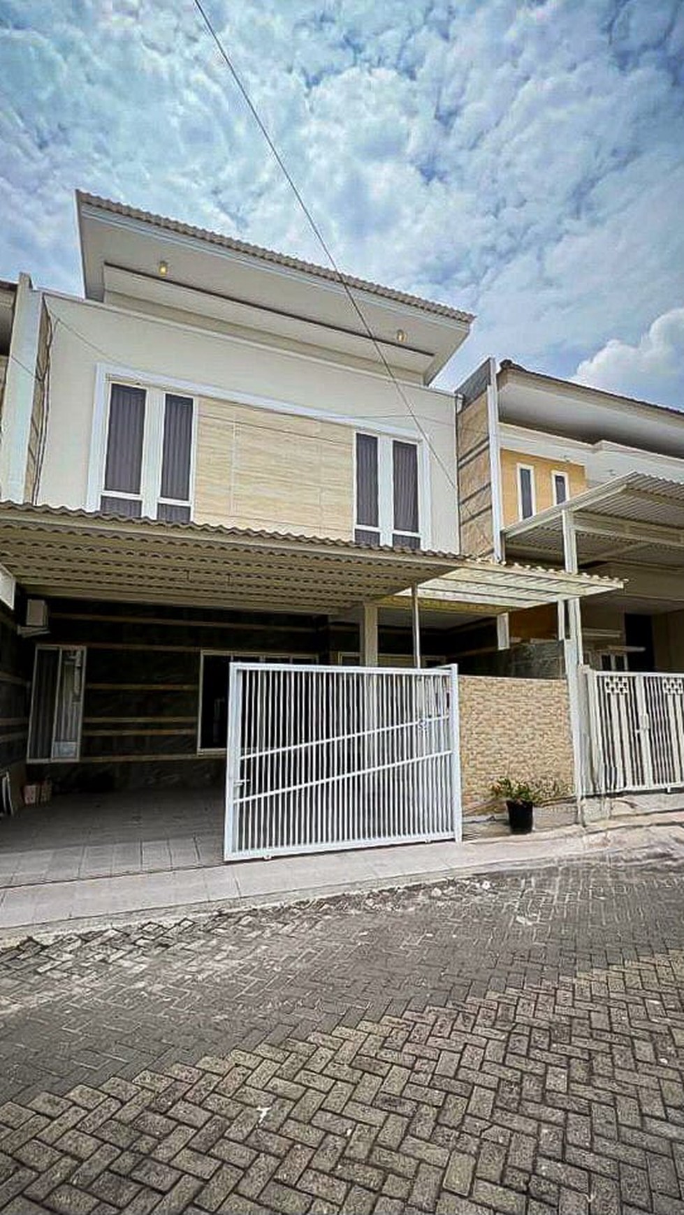 Rumah baru modern minimalis selangkah dari Raya Mulyosari