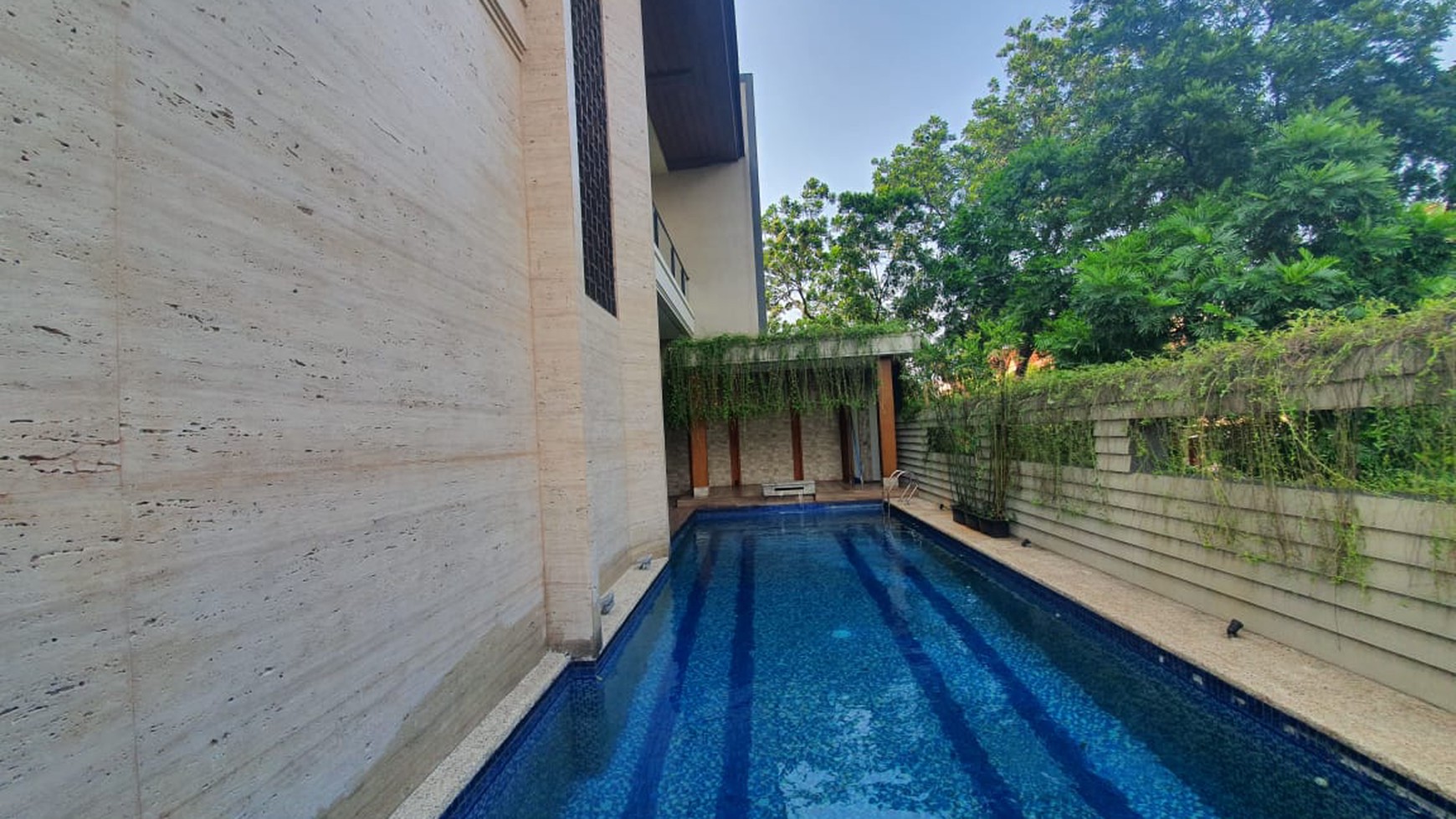 Modern Tropis Pondok Indah Garasi 12 Mobil, Bangunan 1200 meter, Private S Pool