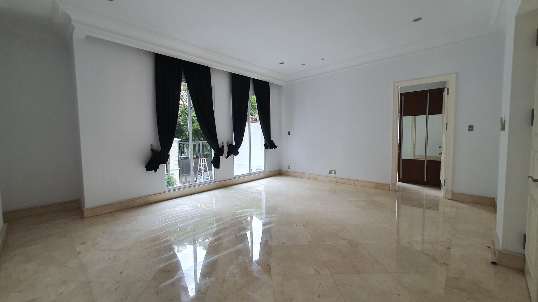 Bright and Luxurious House in Senopati