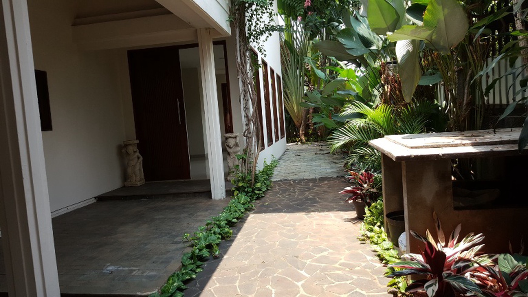 Comfortable And Beautiful House With Bali Style in Simprug Area