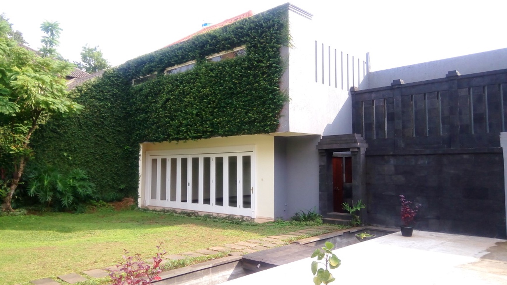 Luxurious, Modern and Quite House for Expatriat and Ambassador in Senayan Area "The Price Can Be Negotiable"