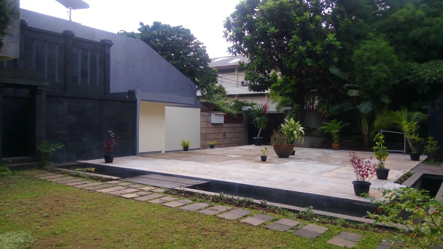 Luxurious, Modern and Quite House for Expatriat and Ambassador in Senayan Area "The Price Can Be Negotiable"