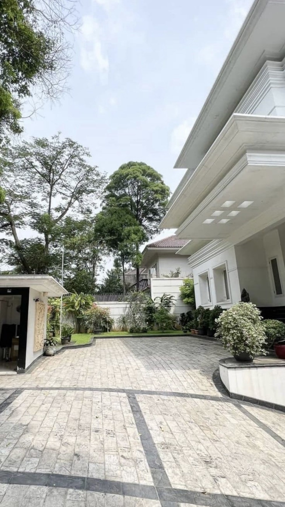 RUMAH LUX DI KEBAYORAN BARU JAKARTA SELATAN, STRATEGIS DAN NYAMAN UNTUK HUNIAN 