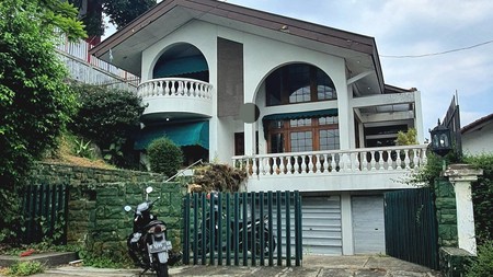 rumah klasik di bandung utara , dekat Universitas Maranatha cocok untuk villa ,  usaha bnb atau kafe.