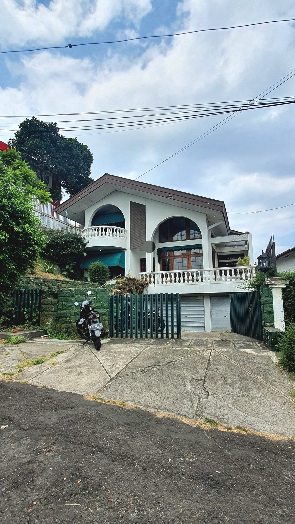 rumah klasik di bandung utara , dekat Universitas Maranatha cocok untuk villa ,  usaha bnb atau kafe.