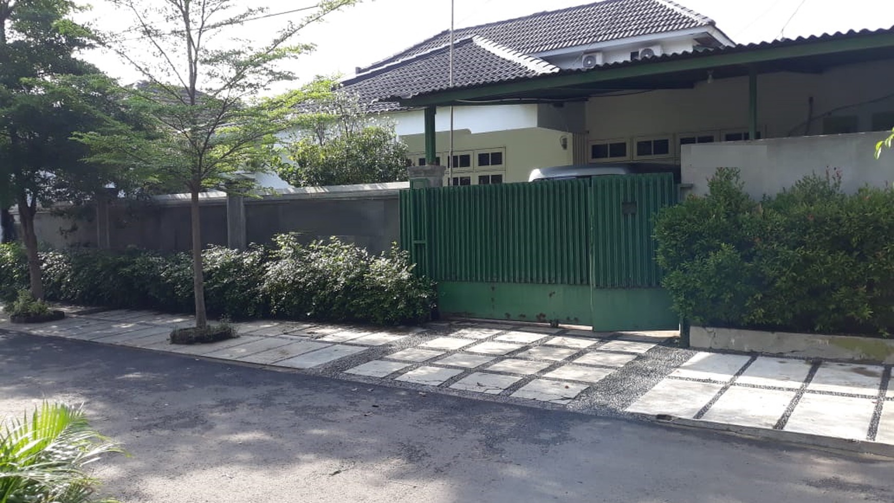 Rumah Sangat Terawat Dengan Tanah Luas Di Tanah Kusir