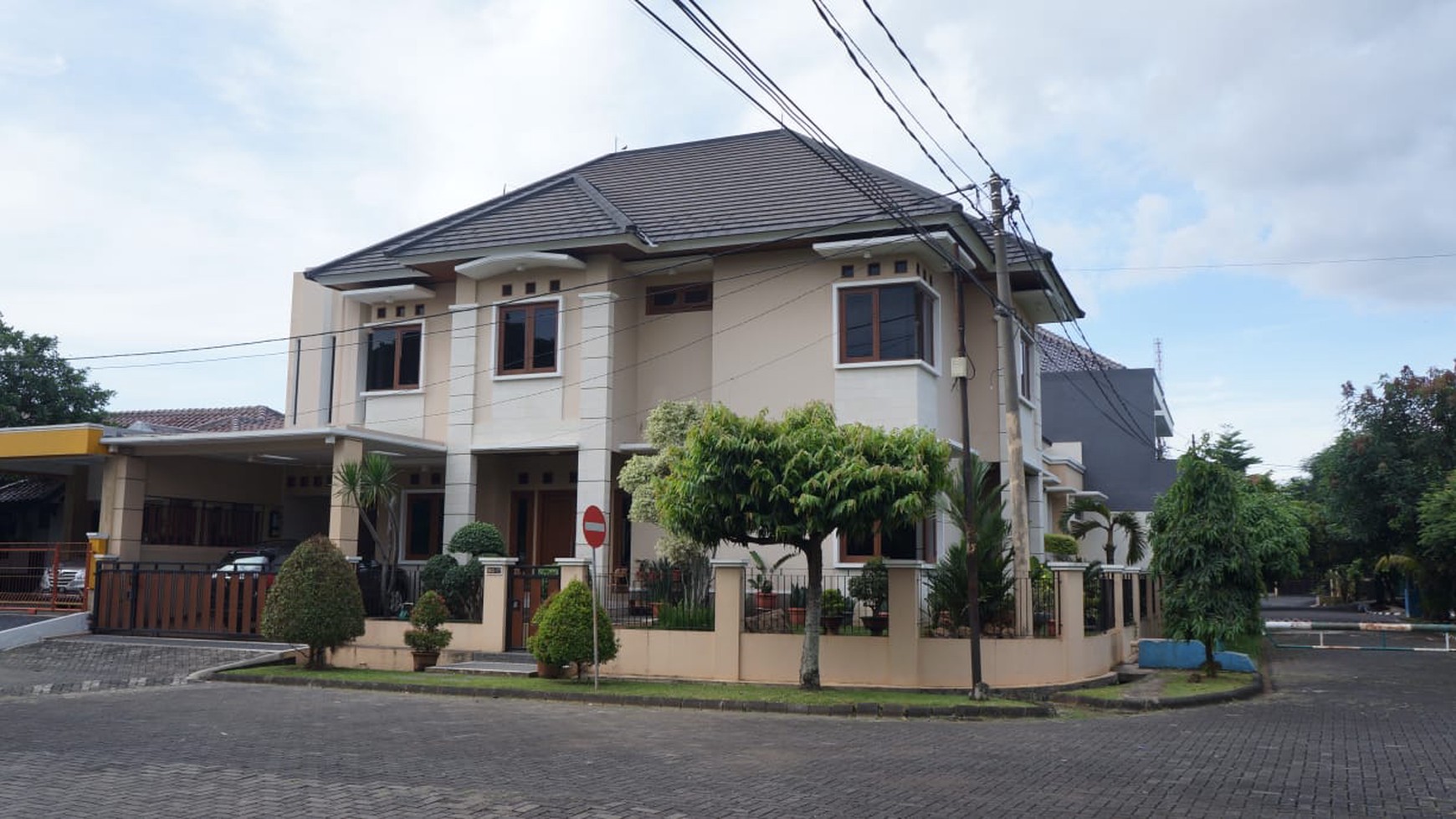 Rumah Bernuansa Villa Material Berkualitas Di Kemang Pratama