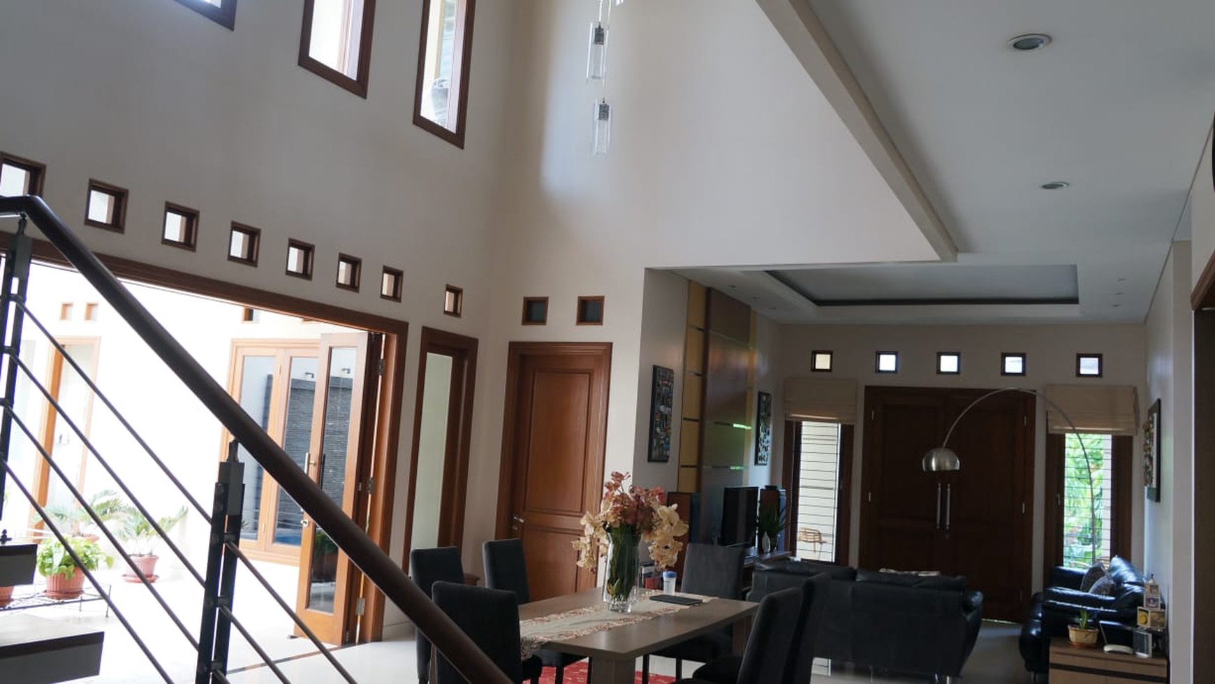 Rumah Bernuansa Villa Material Berkualitas Di Kemang Pratama