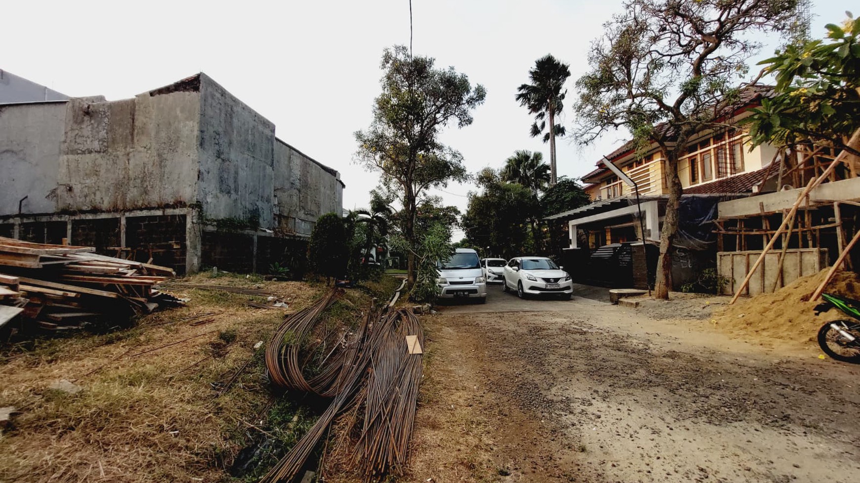 Kavling Siap Bangun dengan Bentuk Persegi dalam Perumahan Pisok, Bintaro