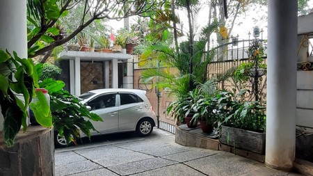 Rumah 3 lantai terawat dan siap Huni  di Kebayoran Baru Jakarta Selatan.