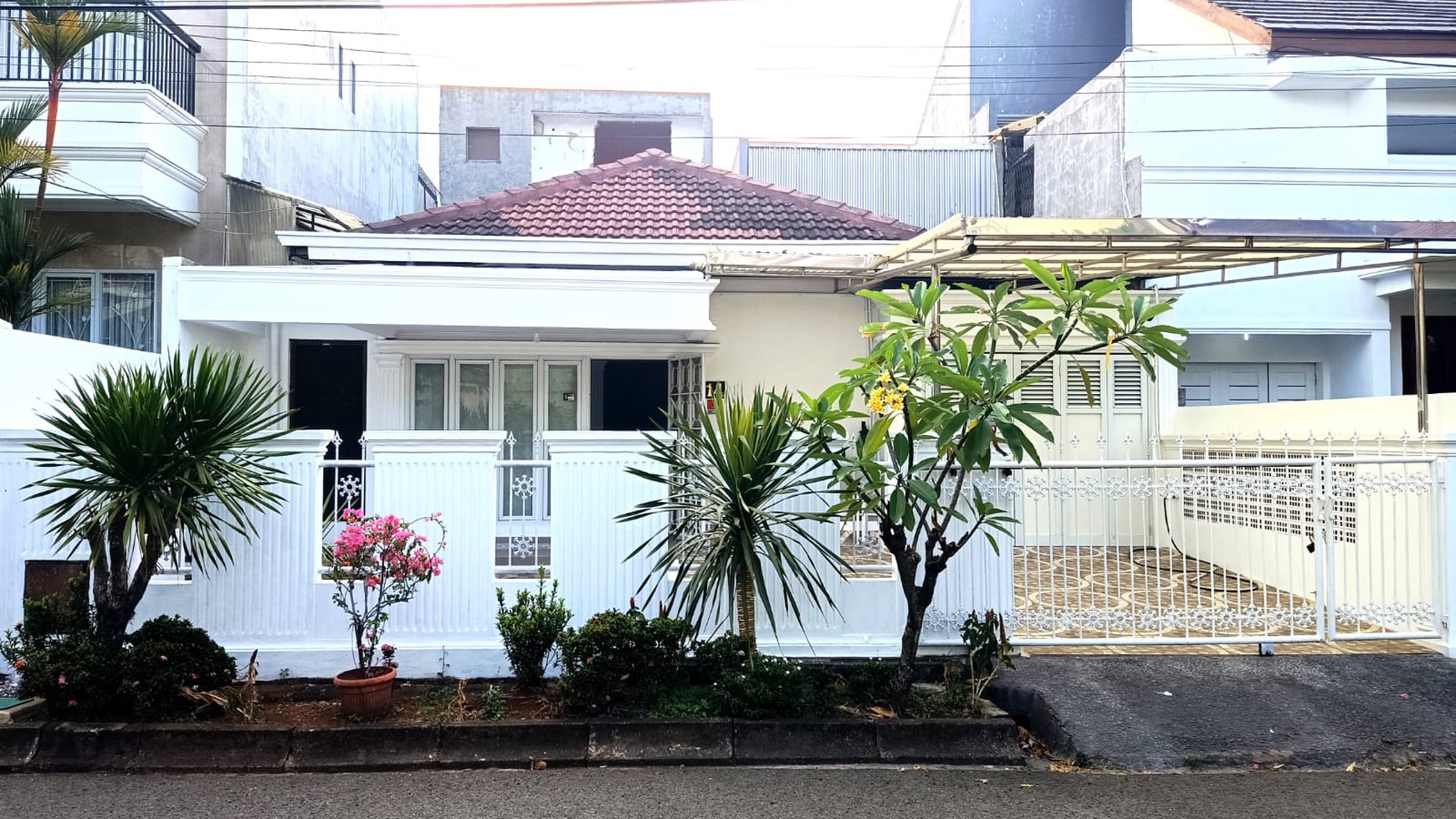 Rumah siap huni Jl Gedung Hijau, Pondok Indah, Jakarta Selatan.