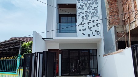 Flash Sale. Rumah 3 Lantai Di Villa Melati Mas, Serpong