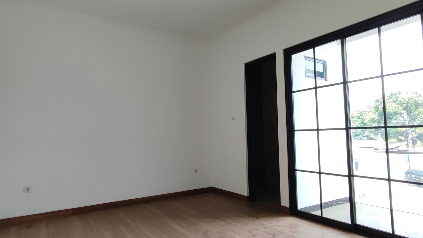 Flash Sale. Rumah 3 Lantai Di Villa Melati Mas, Serpong