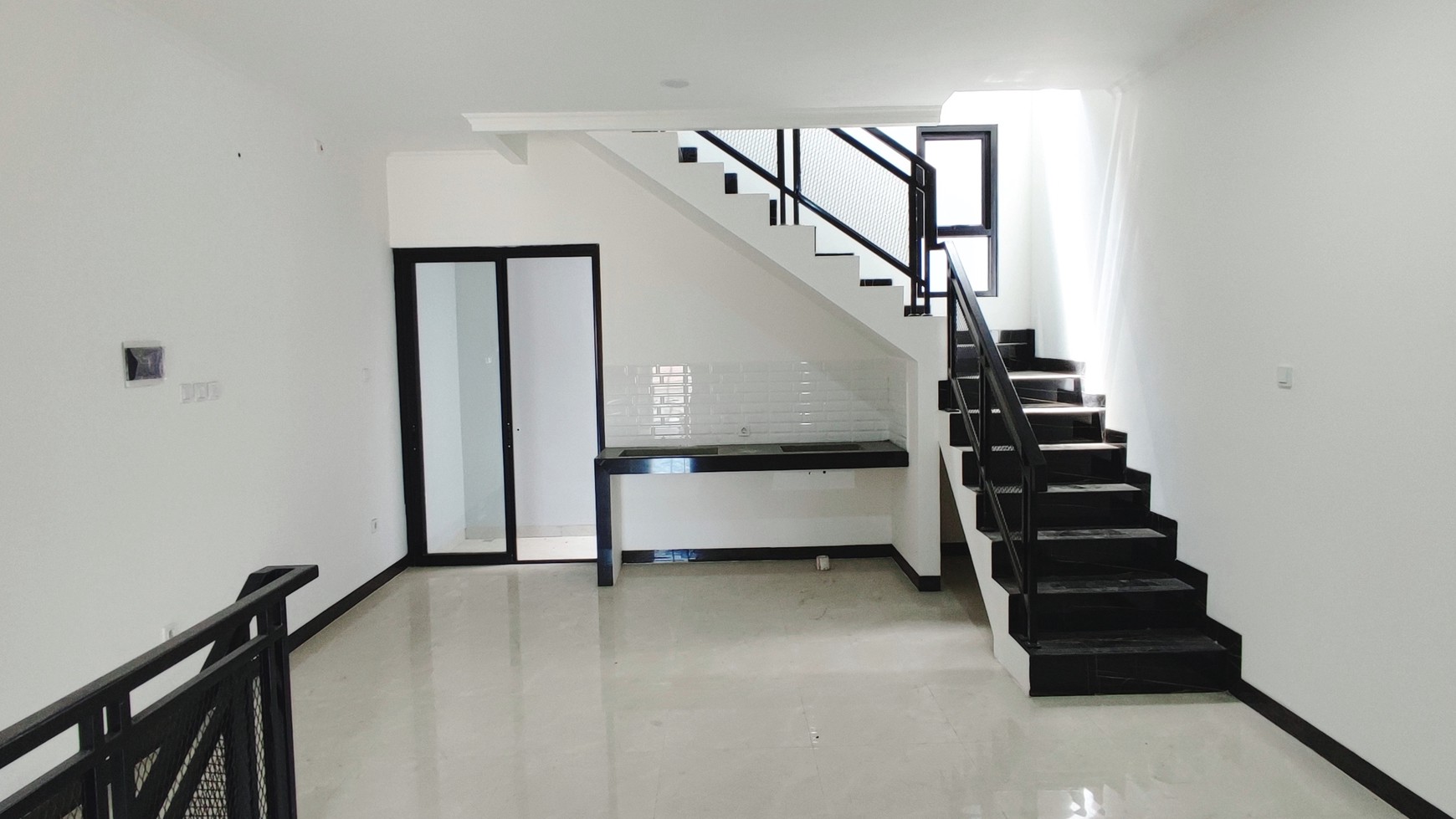 Flash Sale. Rumah 3 Lantai Di Villa Melati Mas, Serpong