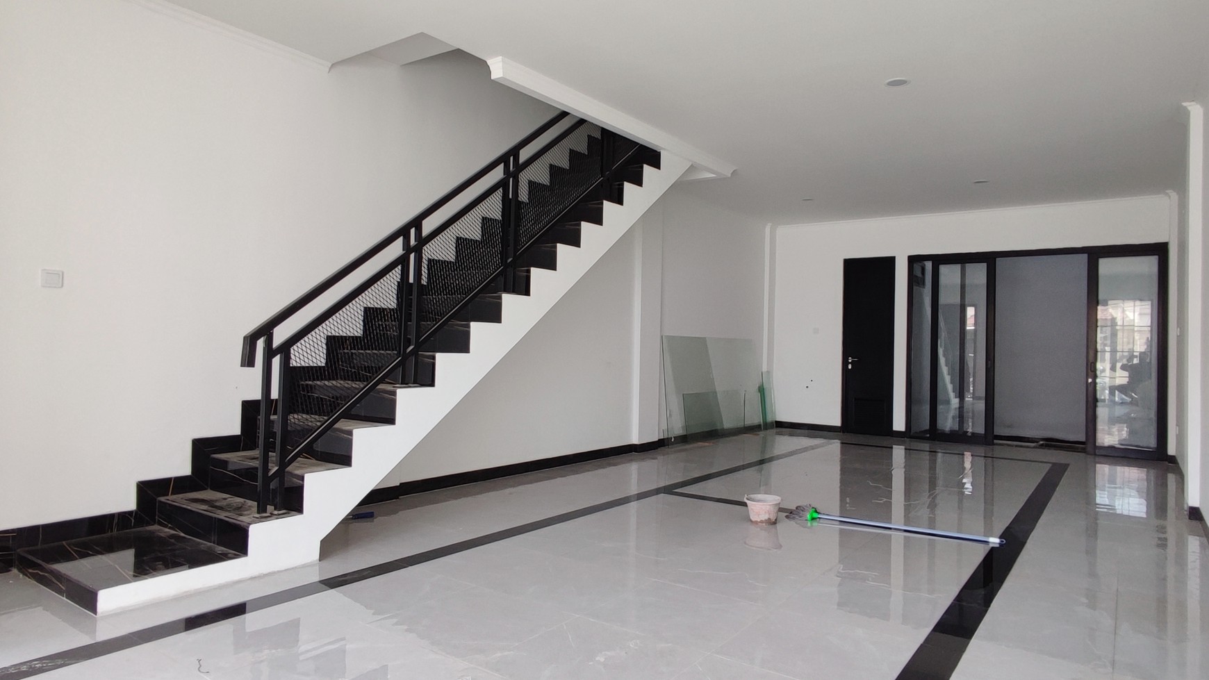 Flash Sale. Rumah 3 Lantai Di Villa Melati Mas, Serpong