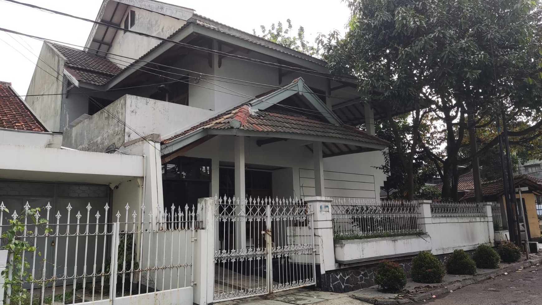 LANGKA! Rumah Luas 2 Lantai di Komplek Sumber Sari, Bandung!