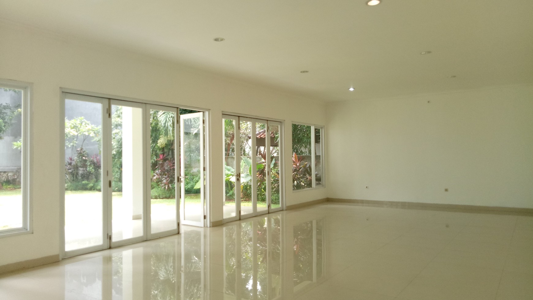 Beautiful house in Kemang area ready for rent