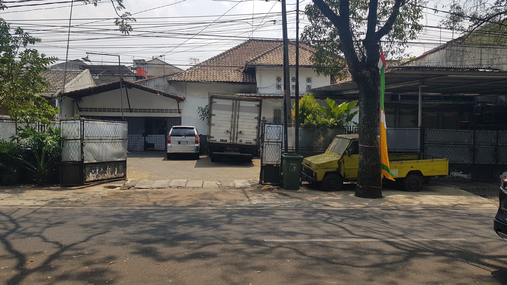 Rumah Besar Bergaya Kolonial Di Sayap Riau, Bandung