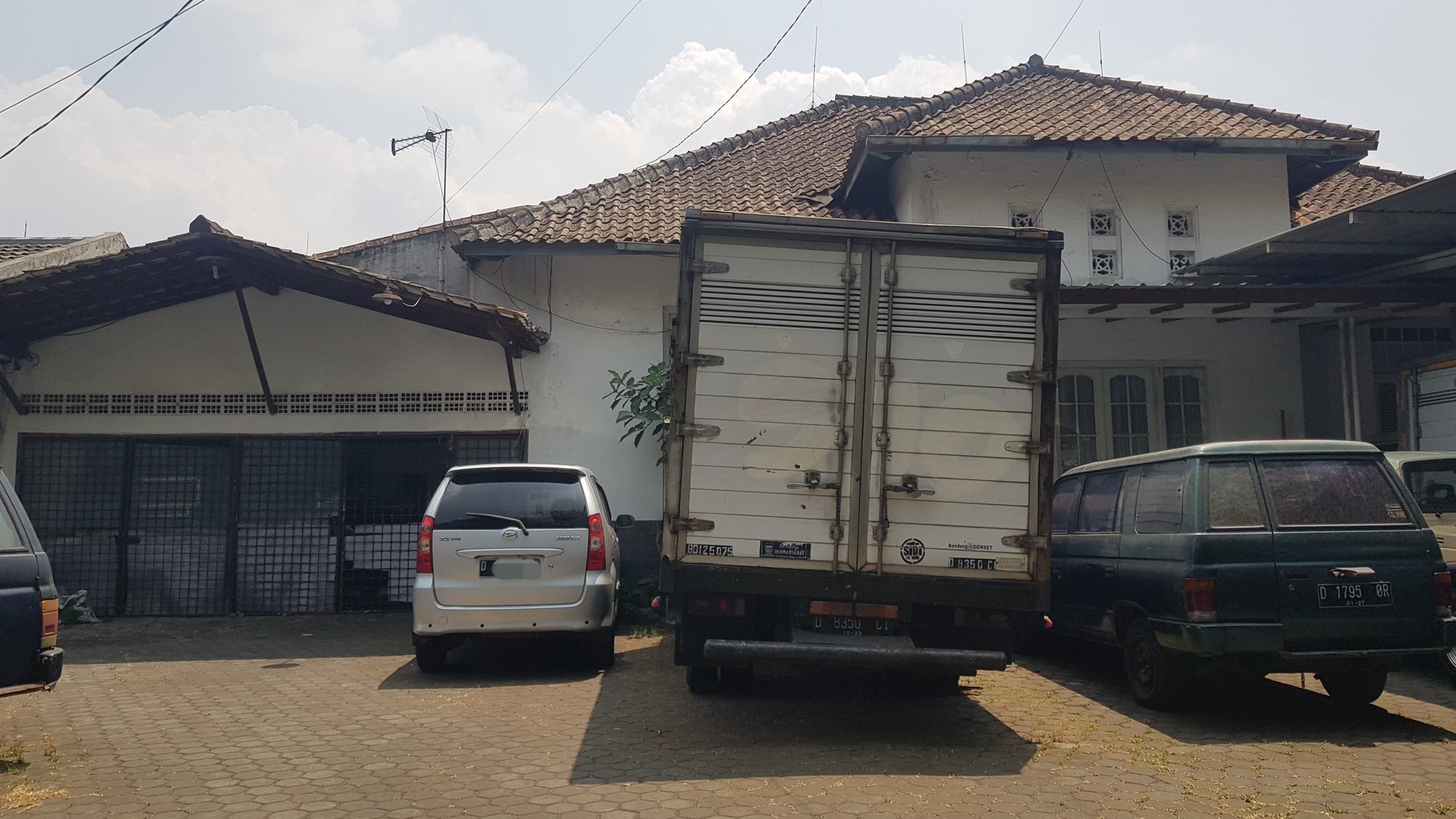 Rumah Besar Bergaya Kolonial Di Sayap Riau, Bandung