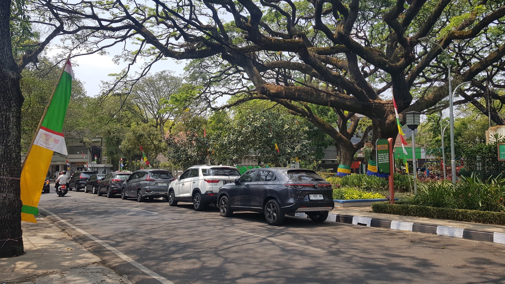 Rumah Besar Bergaya Kolonial Di Sayap Riau, Bandung