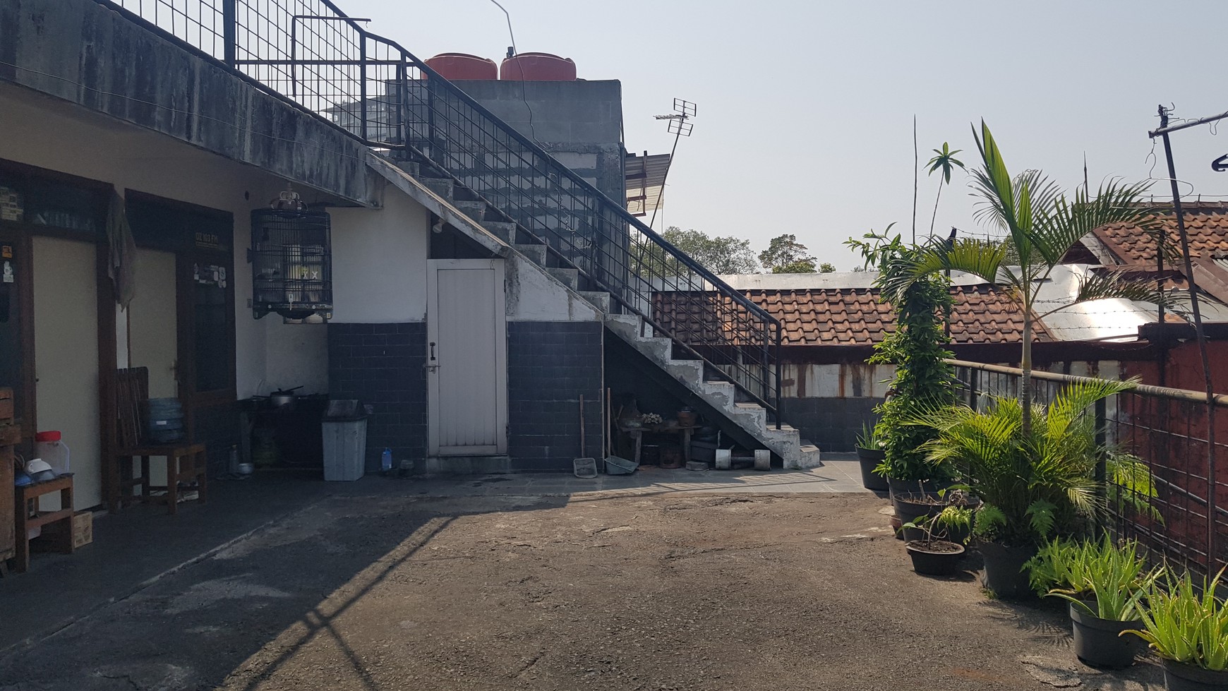 Rumah Besar Bergaya Kolonial Di Sayap Riau, Bandung