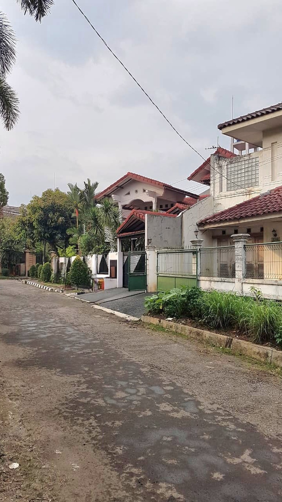 Rumah Tua dengan Bangunan Kokoh dan Lingkungan Asri @Megapolitan Cinere