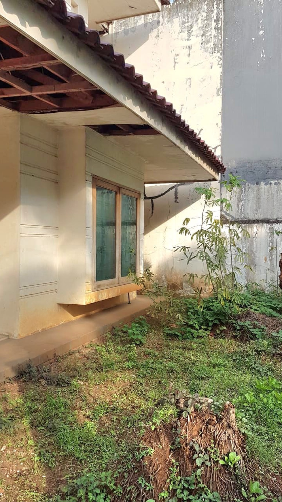 Rumah Tua dengan Bangunan Kokoh dan Lingkungan Asri @Megapolitan Cinere